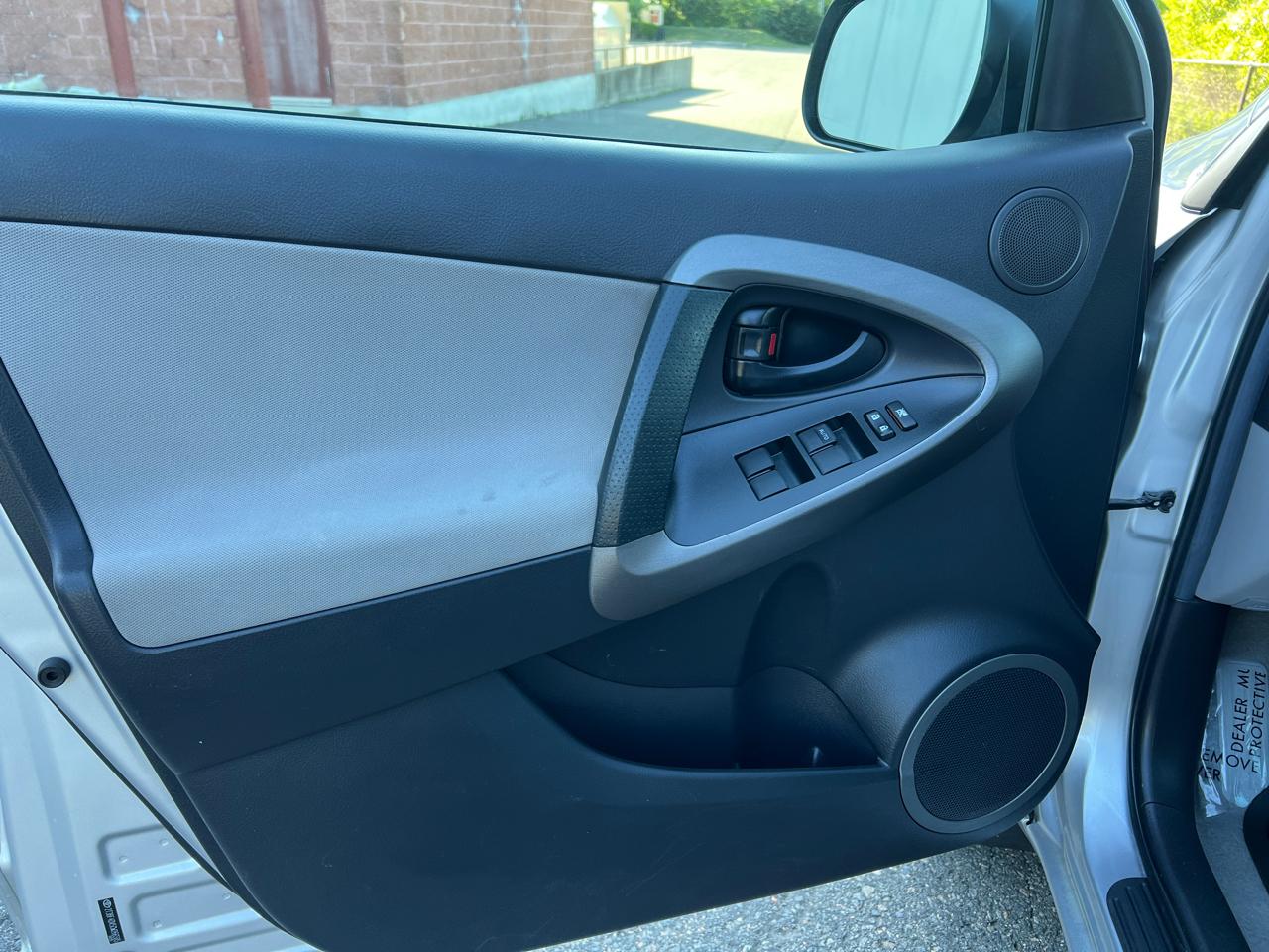 Toyota RAV4 XLE 4D SUV AWD 2012
