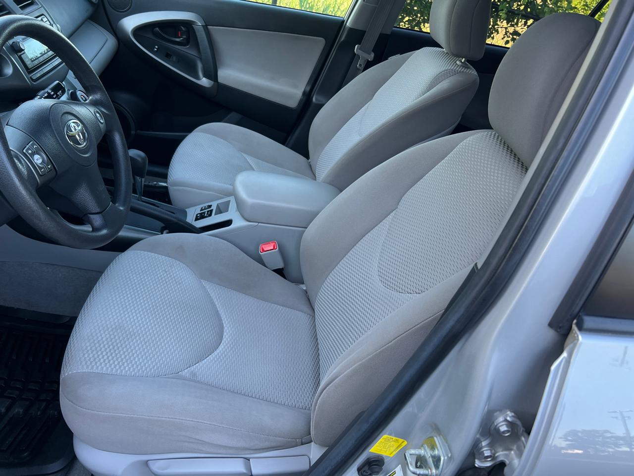 Toyota RAV4 XLE 4D SUV AWD 2012