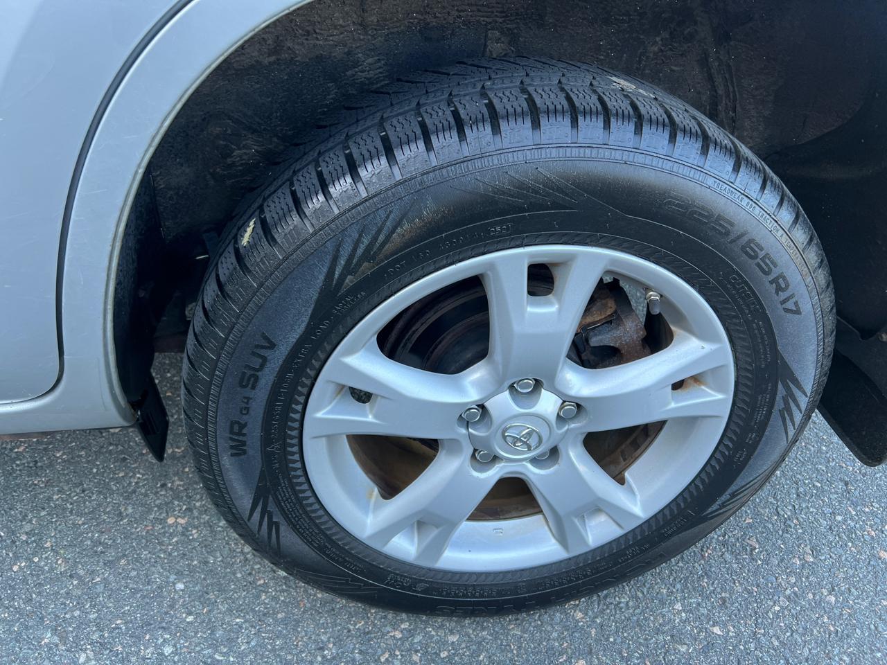 Toyota RAV4 XLE 4D SUV AWD 2012
