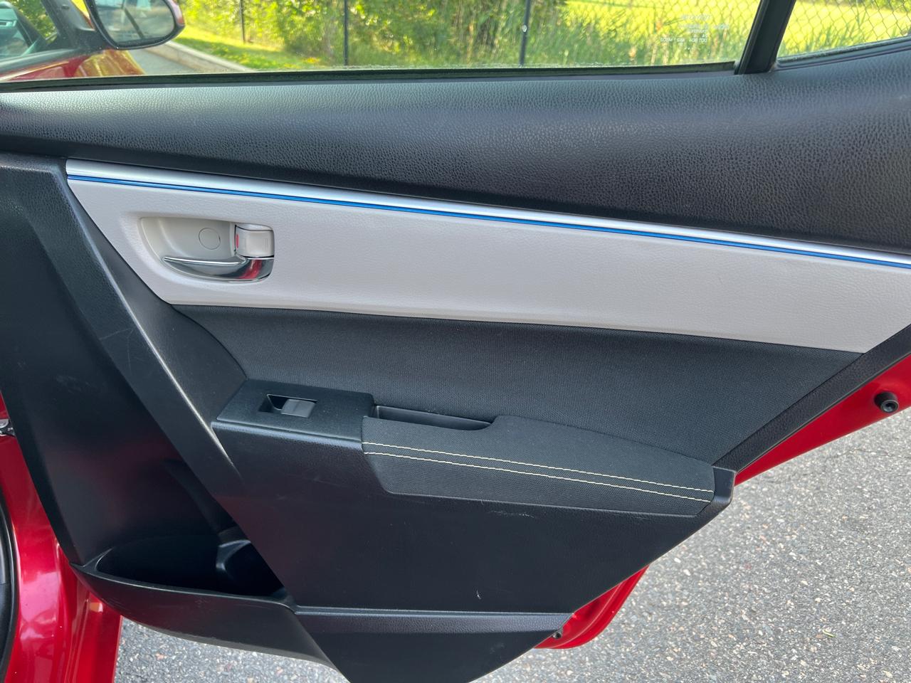 Toyota Corolla 4dr Sdn Auto LE (Natl) 2015