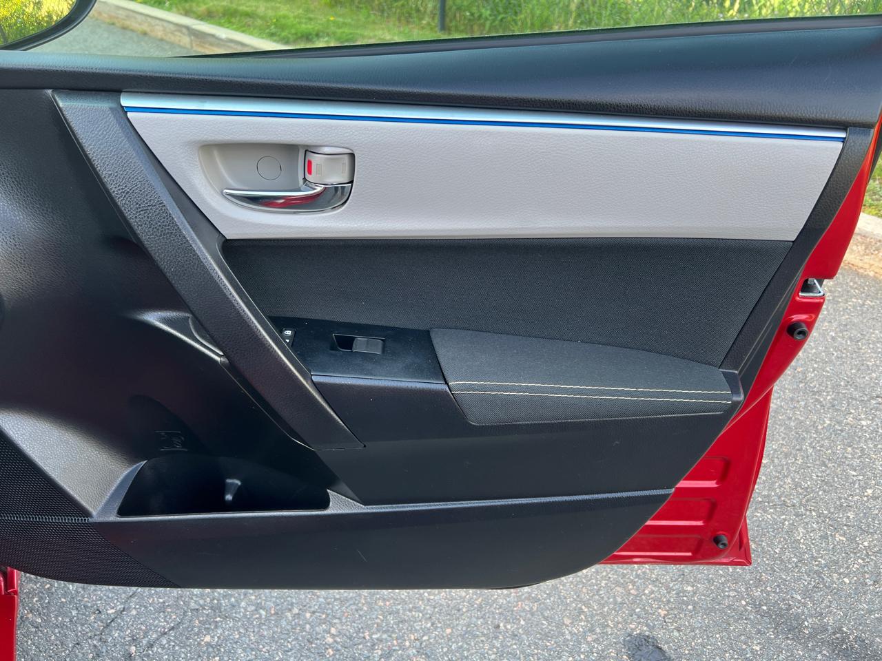 Toyota Corolla 4dr Sdn Auto LE (Natl) 2015