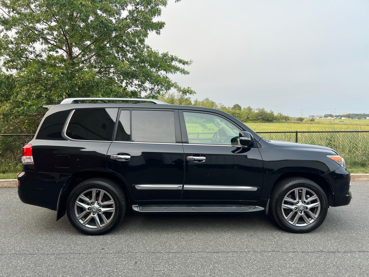 Lexus LX 570 4D SUV AWD w/3-Row 2013