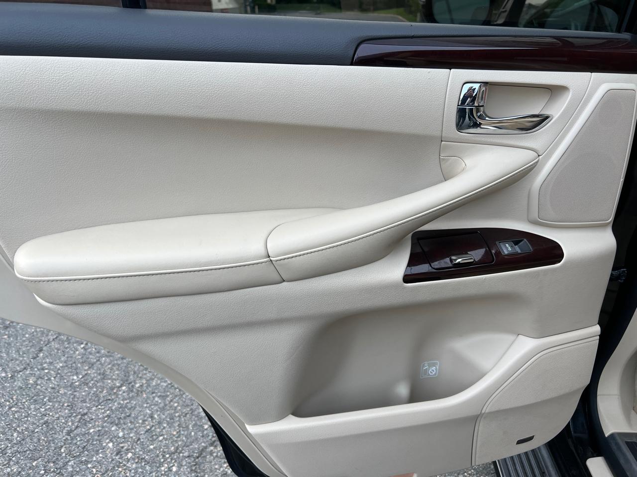Lexus LX 570 4D SUV AWD w/3-Row 2013