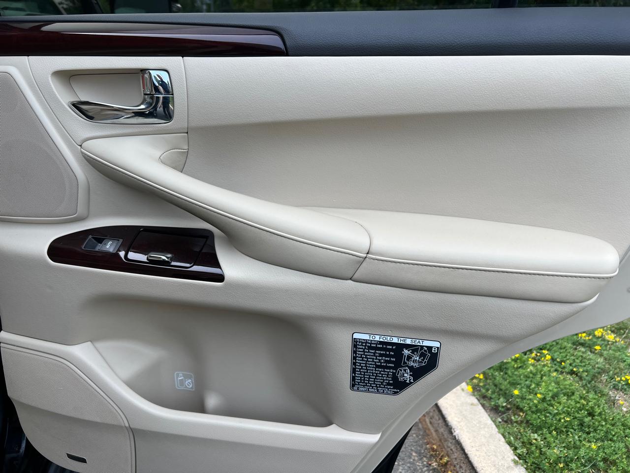 Lexus LX 570 4D SUV AWD w/3-Row 2013