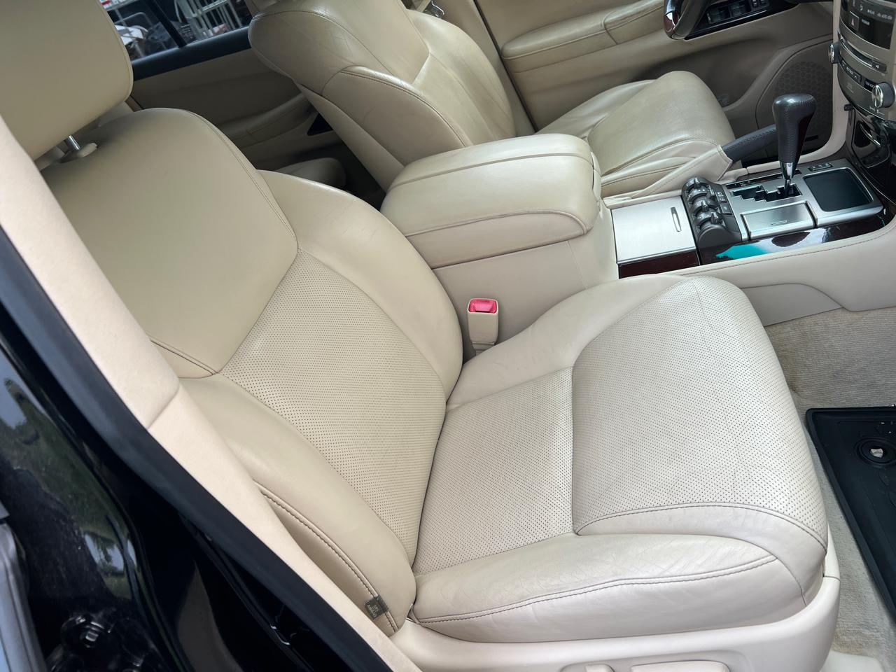 Lexus LX 570 4D SUV AWD w/3-Row 2013