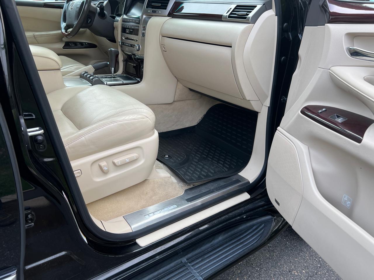 Lexus LX 570 4D SUV AWD w/3-Row 2013