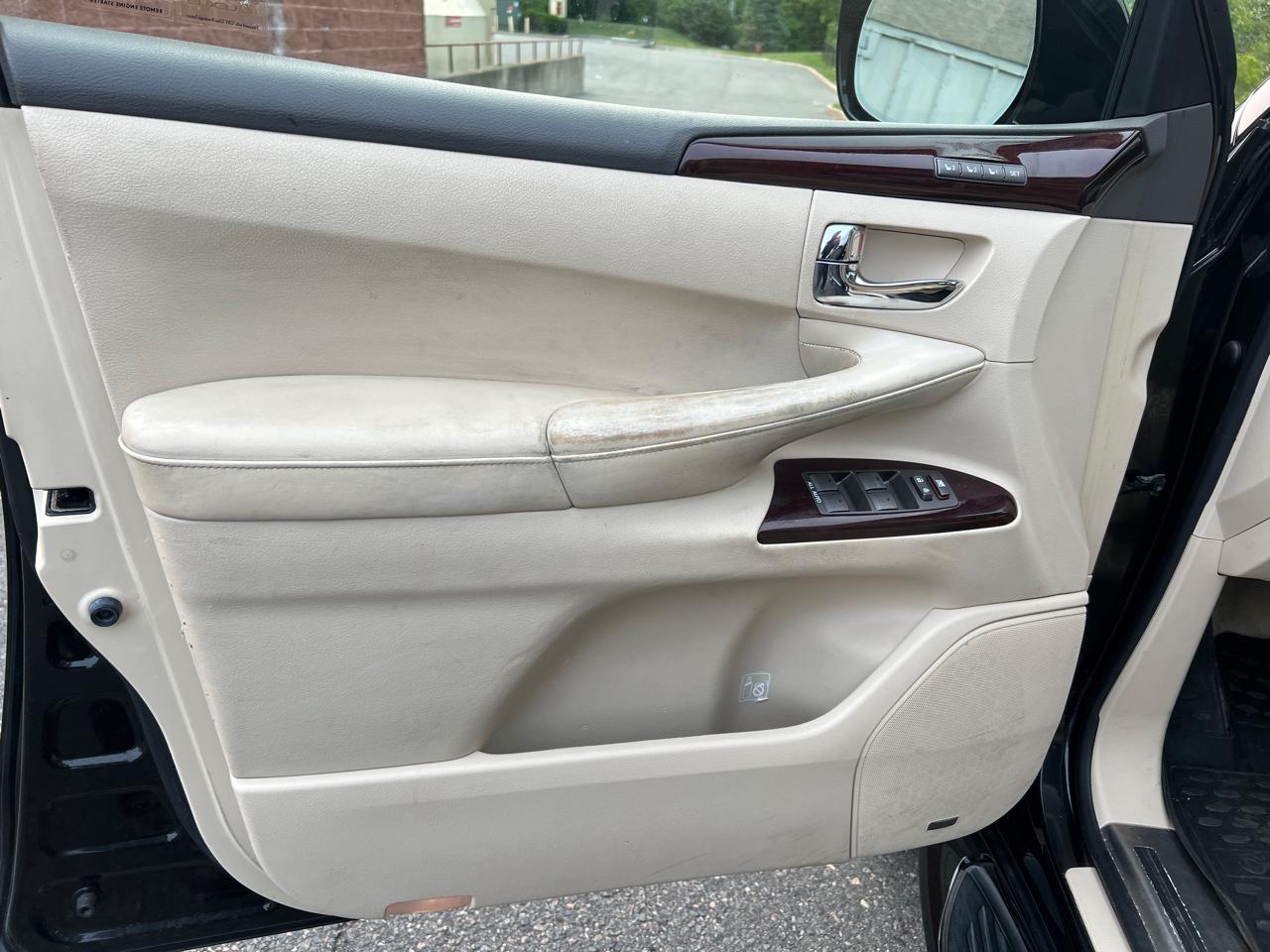 Lexus LX 570 4D SUV AWD w/3-Row 2013