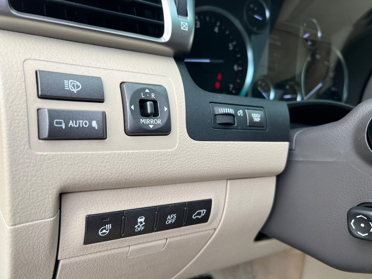 Lexus LX 570 4D SUV AWD w/3-Row 2013