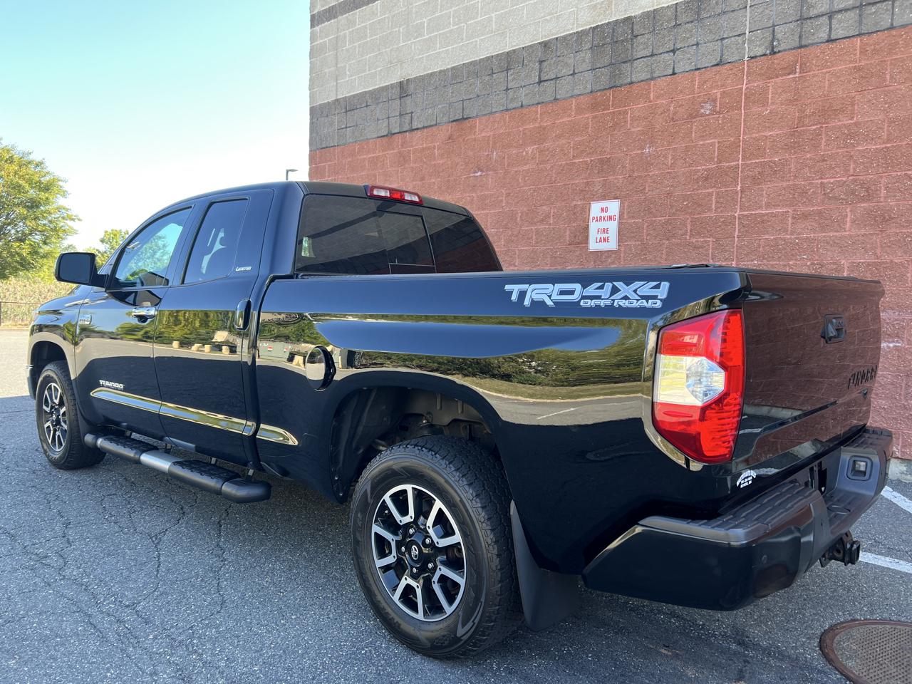 Toyota Tundra Limited 5.7L Double Cab 4WD 2016