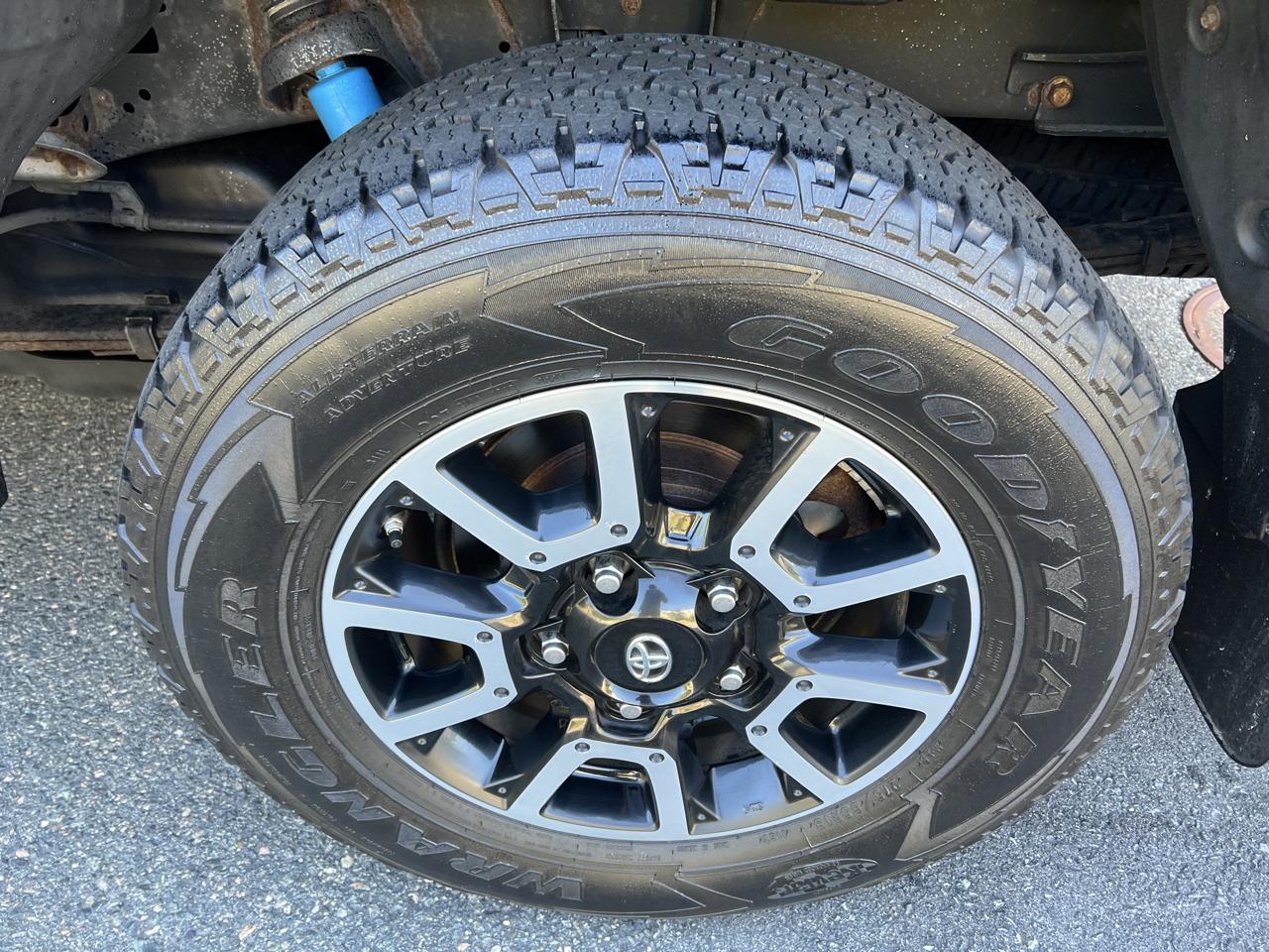 Toyota Tundra Limited 5.7L Double Cab 4WD 2016