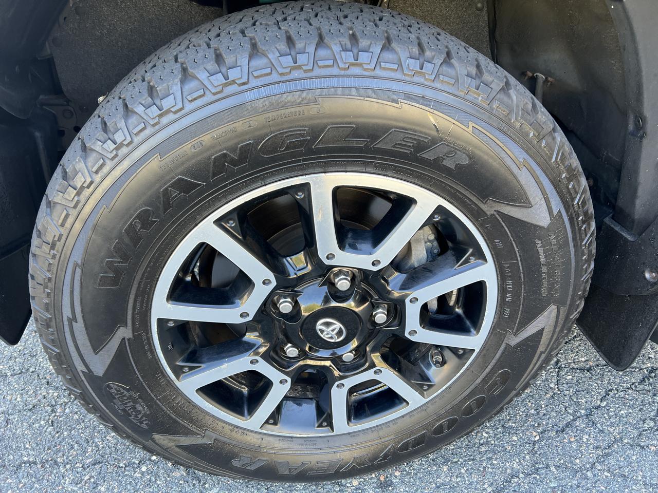 Toyota Tundra Limited 5.7L Double Cab 4WD 2016