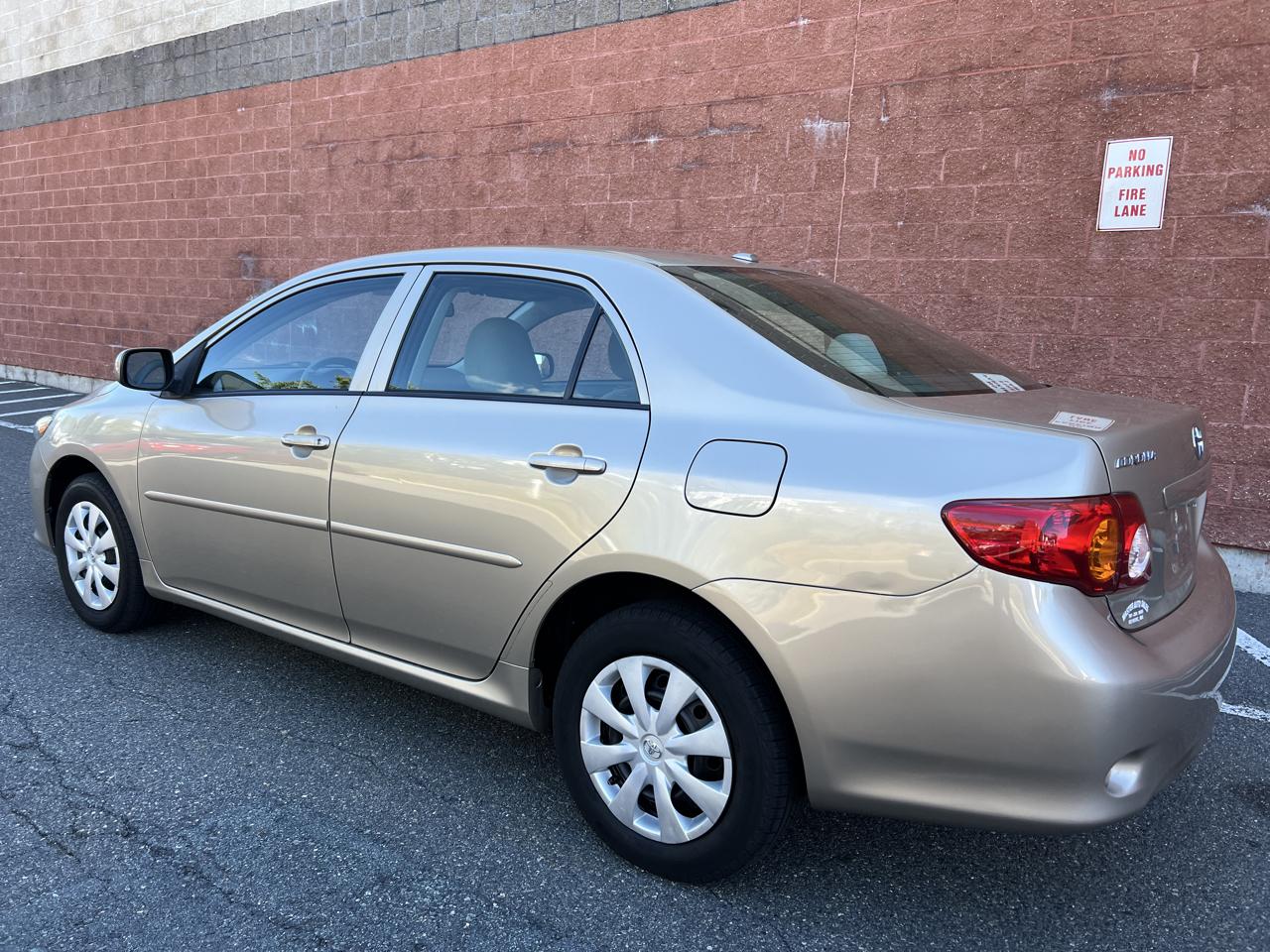 Toyota Corolla 4dr Sdn Auto LE (Natl) 2010
