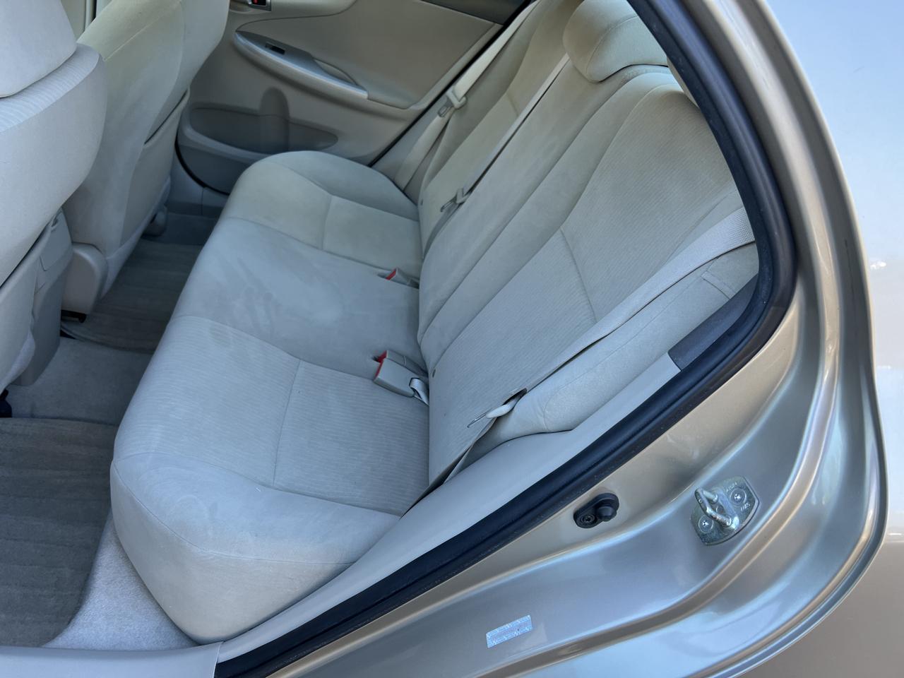 Toyota Corolla 4dr Sdn Auto LE (Natl) 2010