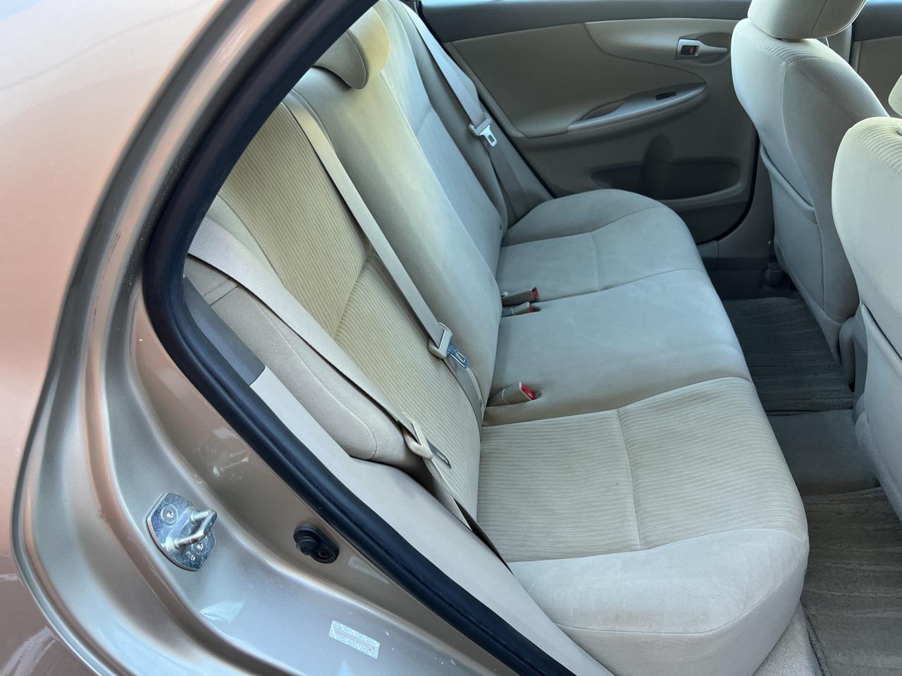 Toyota Corolla 4dr Sdn Auto LE (Natl) 2010