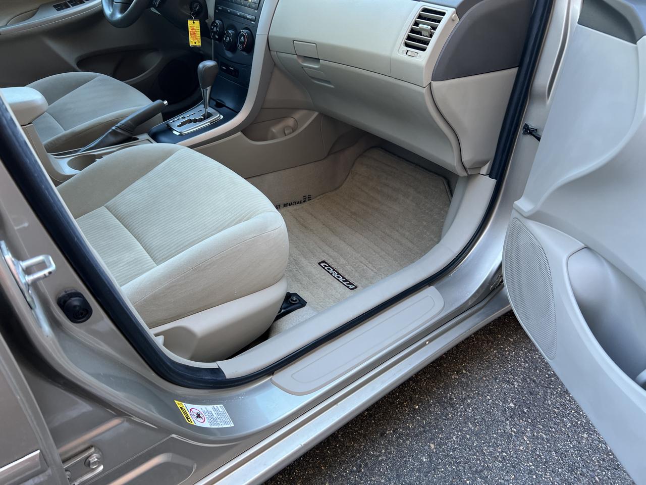Toyota Corolla 4dr Sdn Auto LE (Natl) 2010