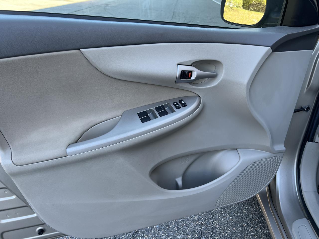 Toyota Corolla 4dr Sdn Auto LE (Natl) 2010