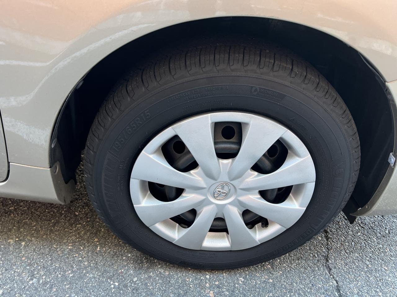 Toyota Corolla 4dr Sdn Auto LE (Natl) 2010