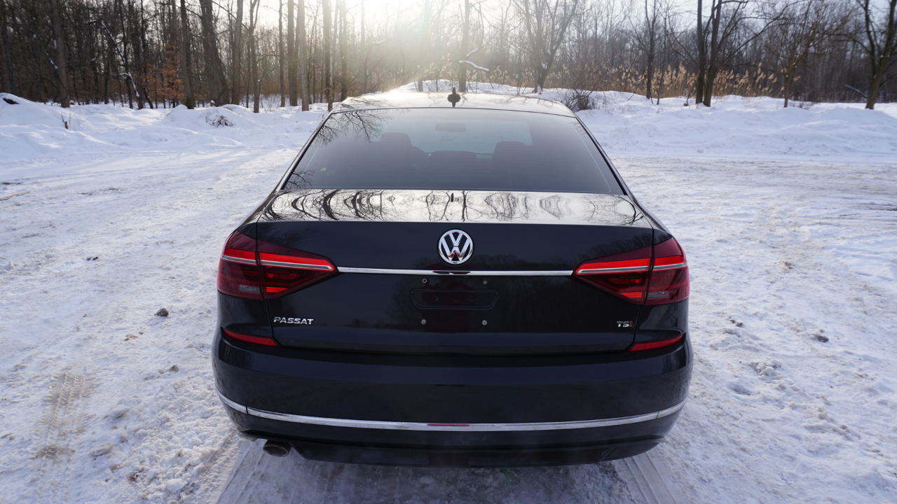 Volkswagen Passat R-Line w/Comfort Pkg Auto 2017