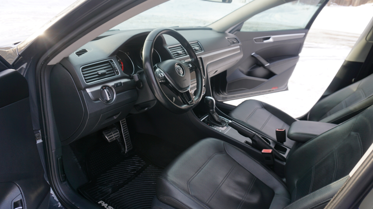 Volkswagen Passat R-Line w/Comfort Pkg Auto 2017