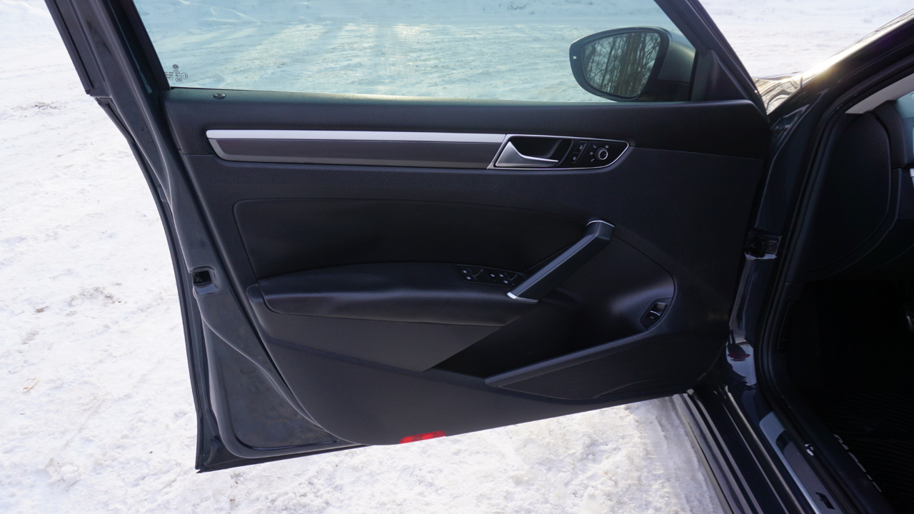 Volkswagen Passat R-Line w/Comfort Pkg Auto 2017