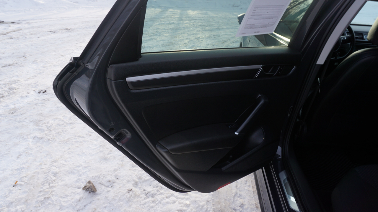 Volkswagen Passat R-Line w/Comfort Pkg Auto 2017