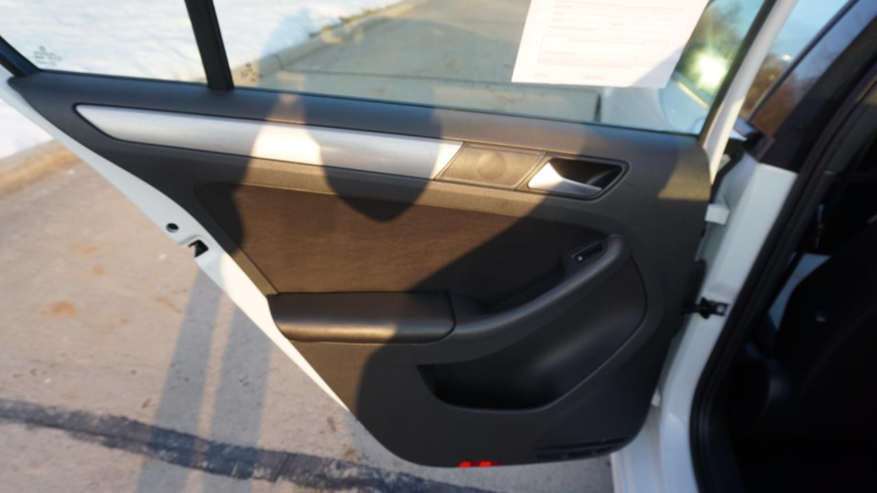 Volkswagen Jetta Sedan 4dr Auto 1.8T Sport PZEV 2016