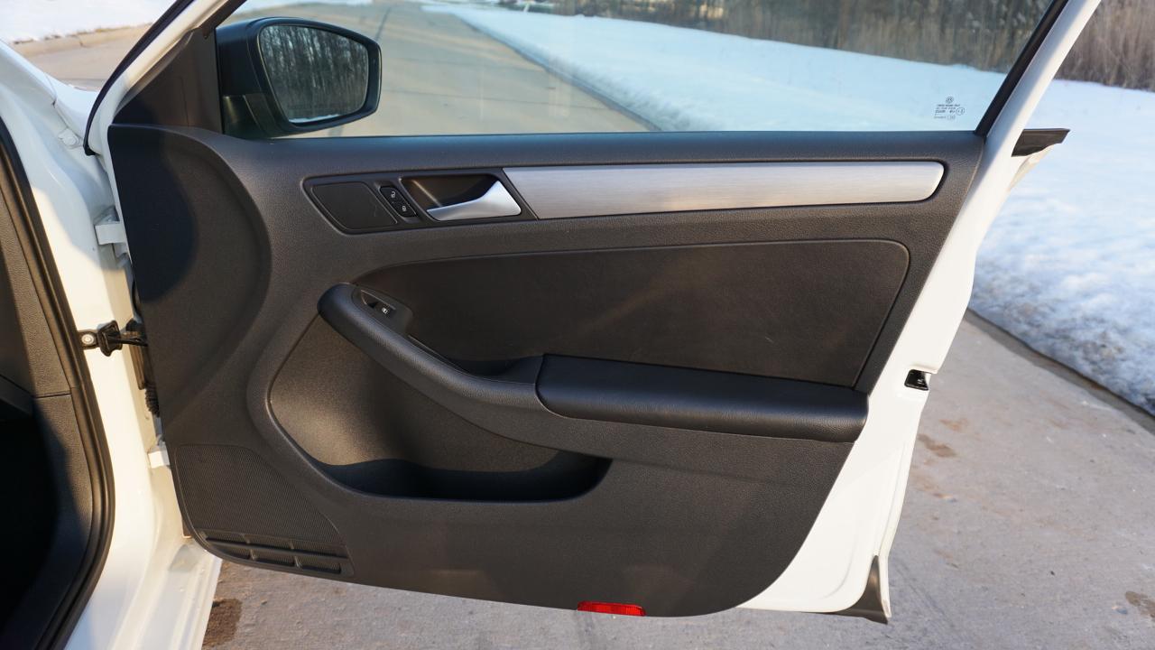 Volkswagen Jetta Sedan 4dr Auto 1.8T Sport PZEV 2016