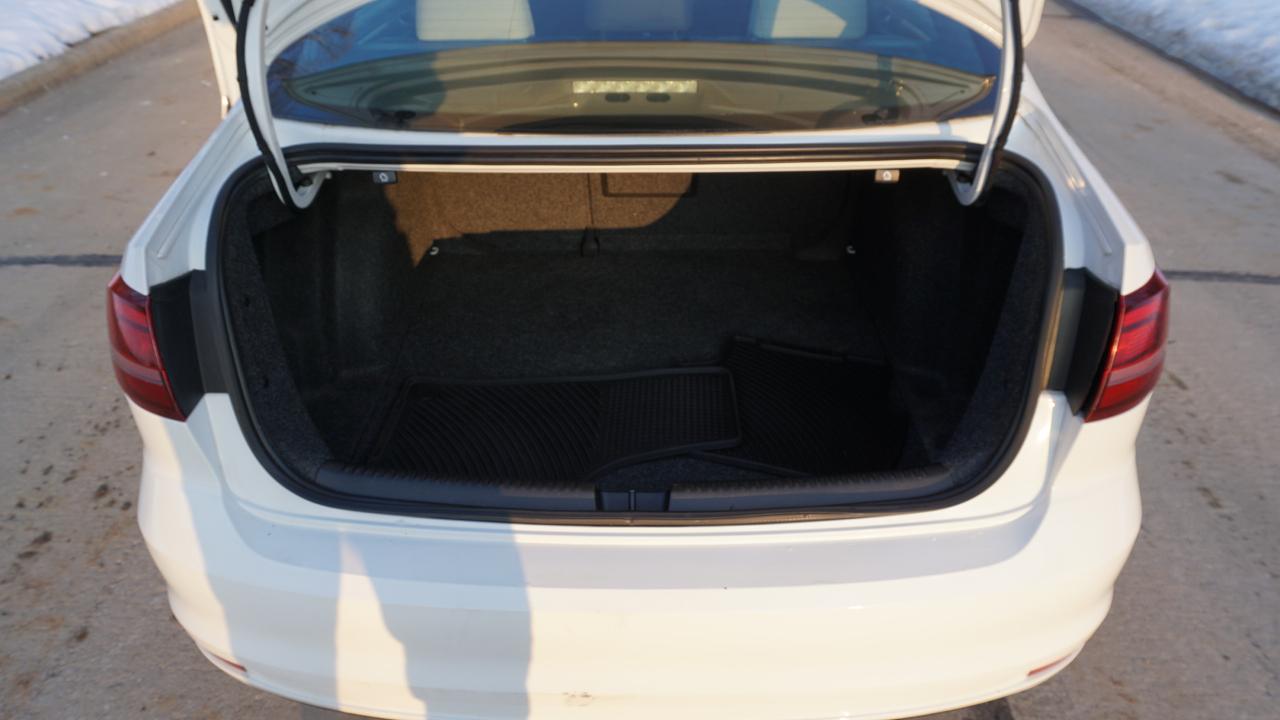 Volkswagen Jetta Sedan 4dr Auto 1.8T Sport PZEV 2016