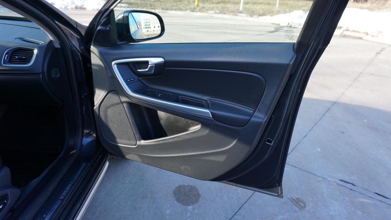 Volvo V60 Cross Country 2015.5 4dr Wgn T5 AWD 2015