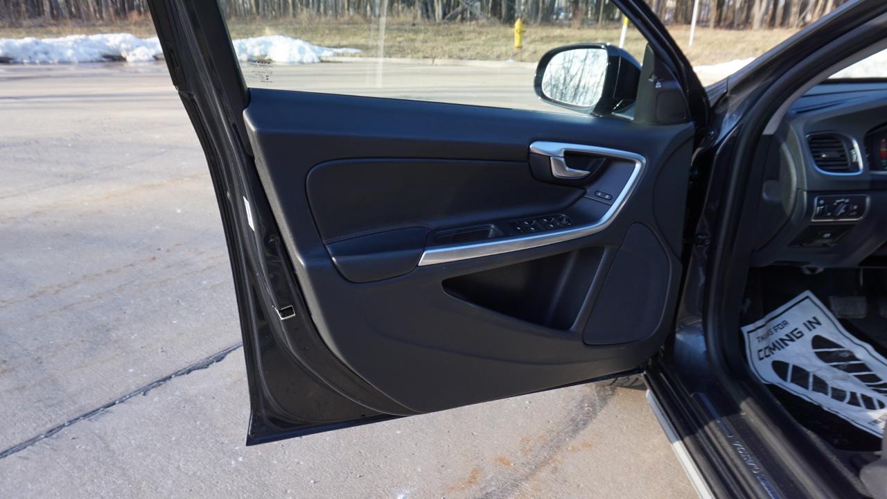 Volvo V60 Cross Country 2015.5 4dr Wgn T5 AWD 2015