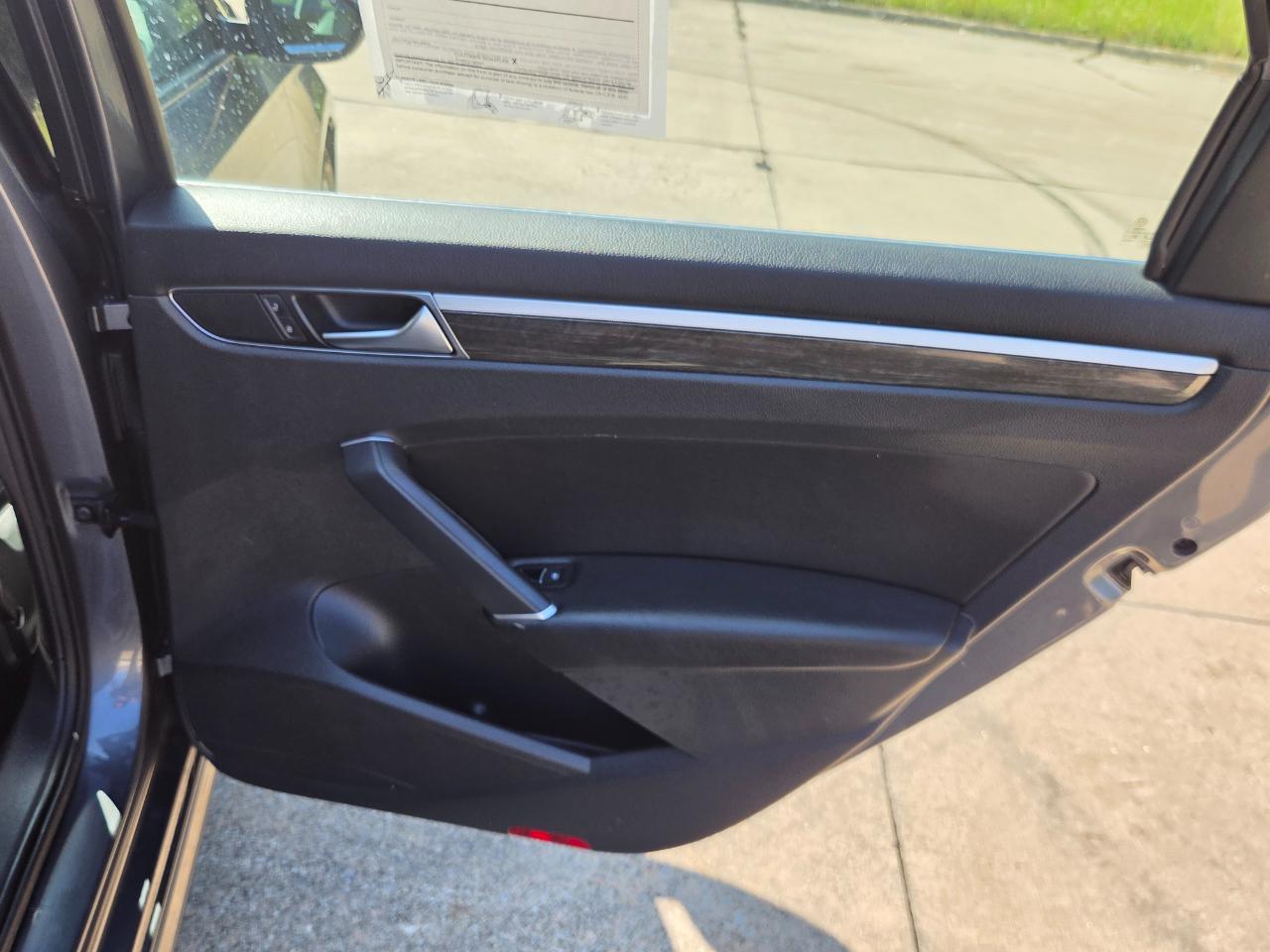 Volkswagen Passat 4dr Sdn 1.8T Auto SE PZEV 2016