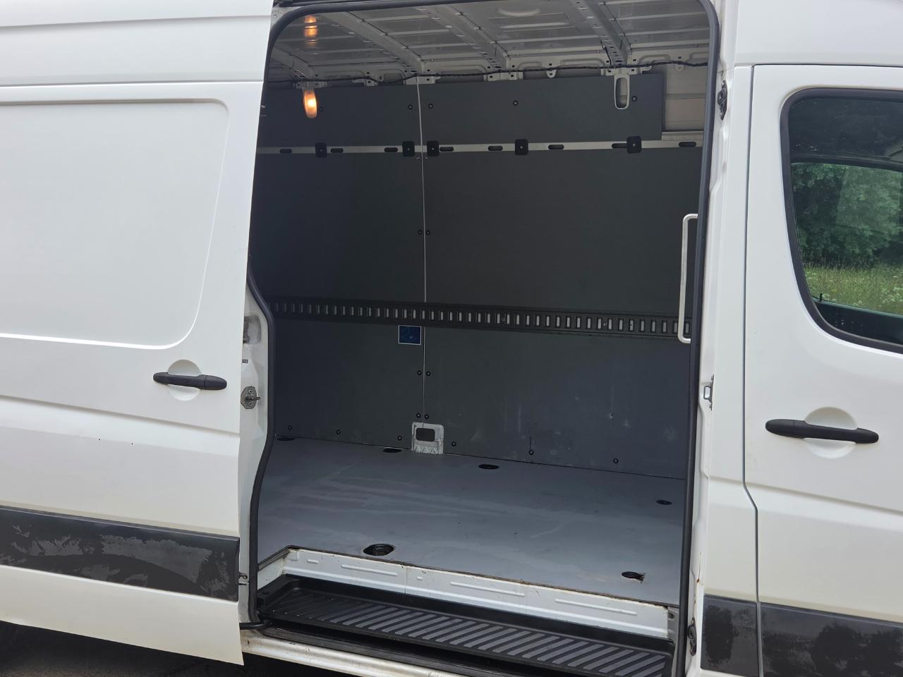 Freightliner Sprinter Cargo Vans 2500 170" 2014