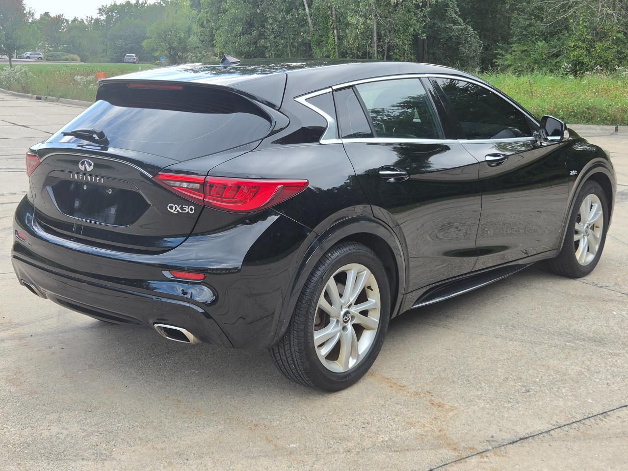 Infiniti QX30 Luxury FWD *Ltd Avail* 2017
