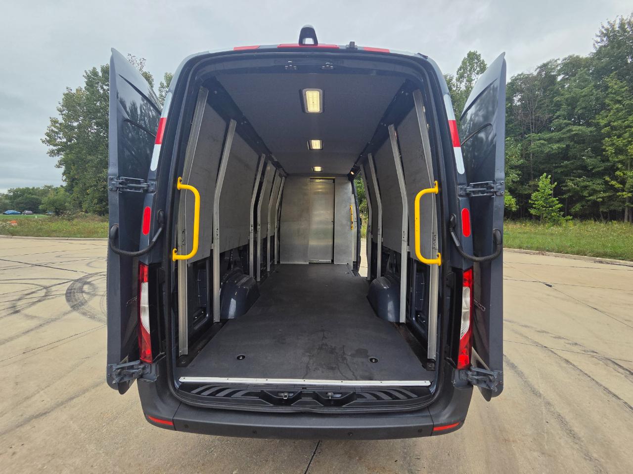 Mercedes-Benz Sprinter Van 2500 High Roof V6 170" RWD 2019
