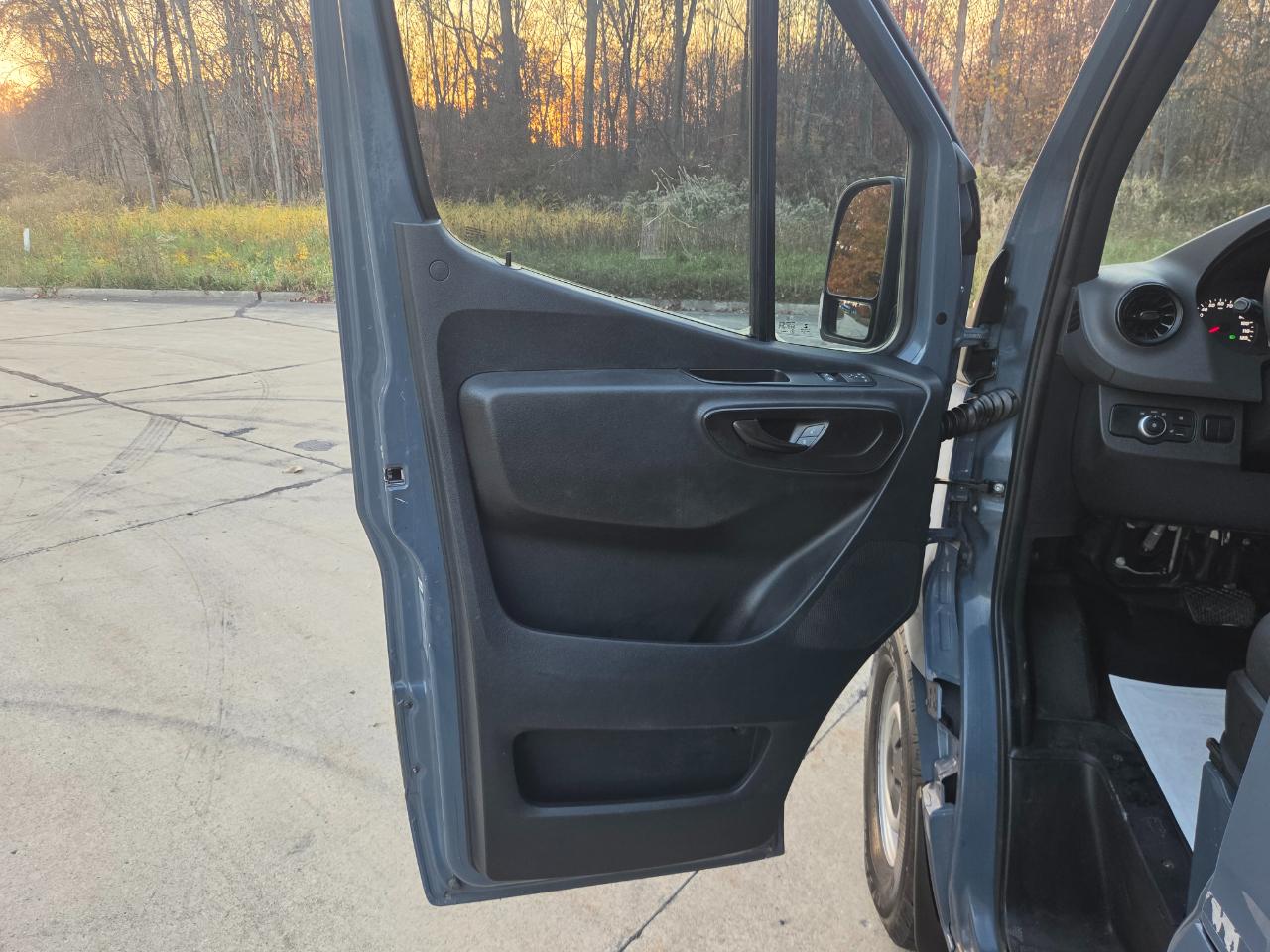 Mercedes-Benz Sprinter Van 2500 High Roof V6 170" RWD 2019