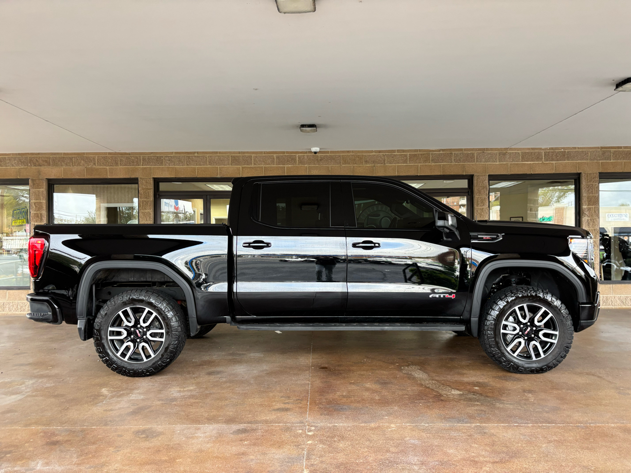 GMC Sierra 1500 4WD Crew Cab 147" AT4 2025