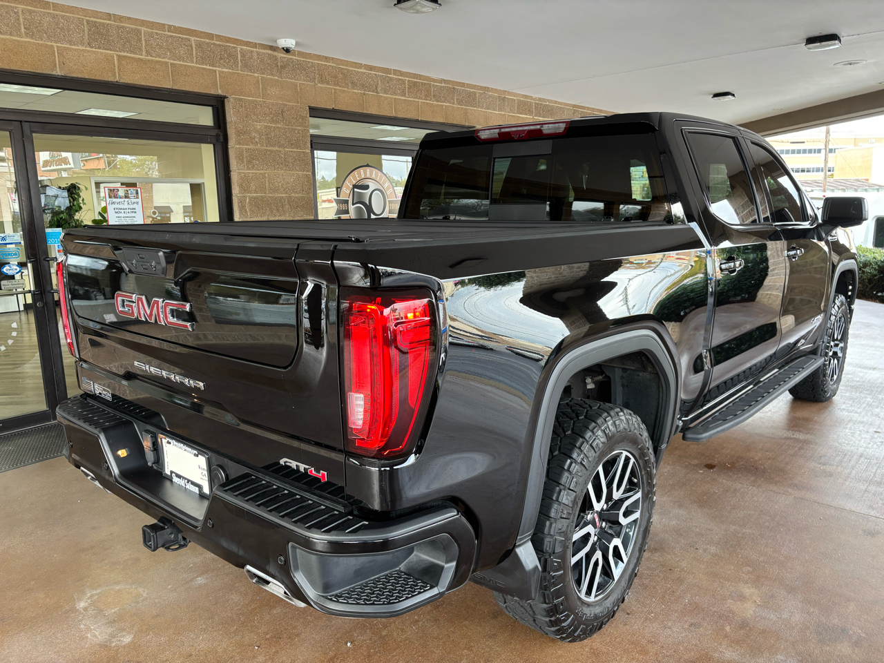 GMC Sierra 1500 4WD Crew Cab 147" AT4 2025