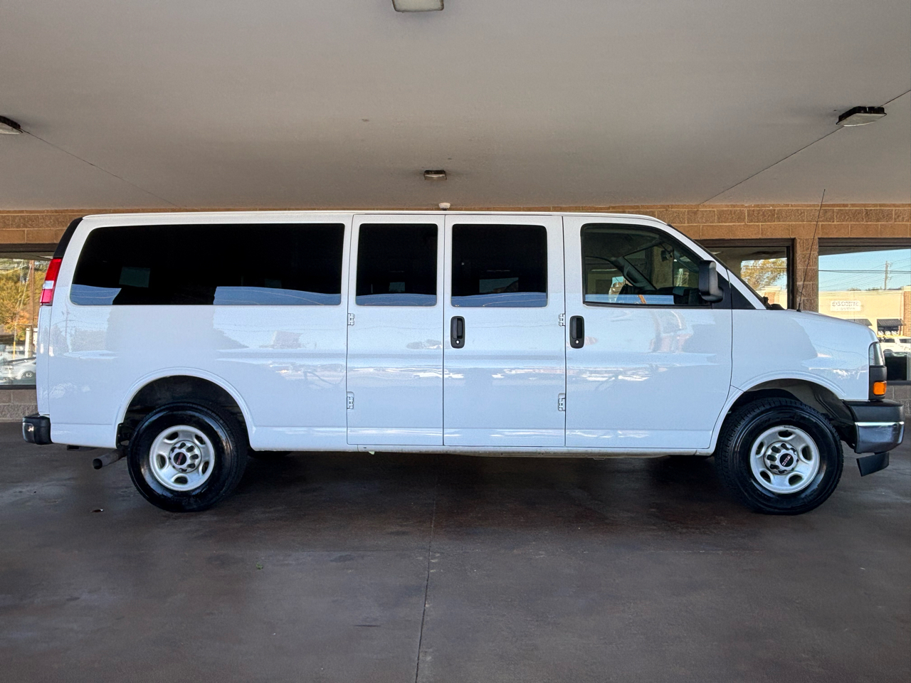 GMC Savana Passenger RWD 3500 155" LS 2022