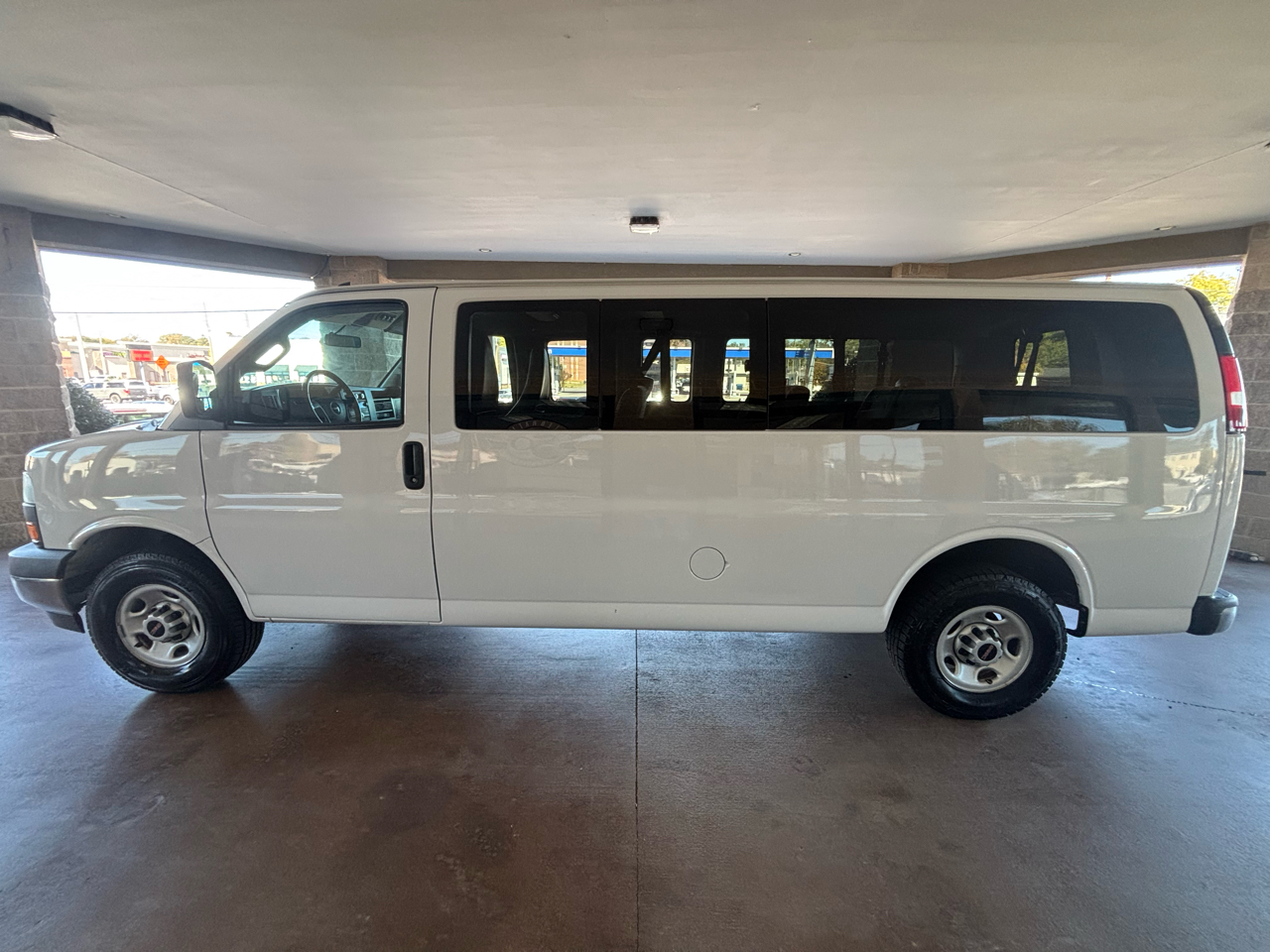 GMC Savana Passenger RWD 3500 155" LS 2022