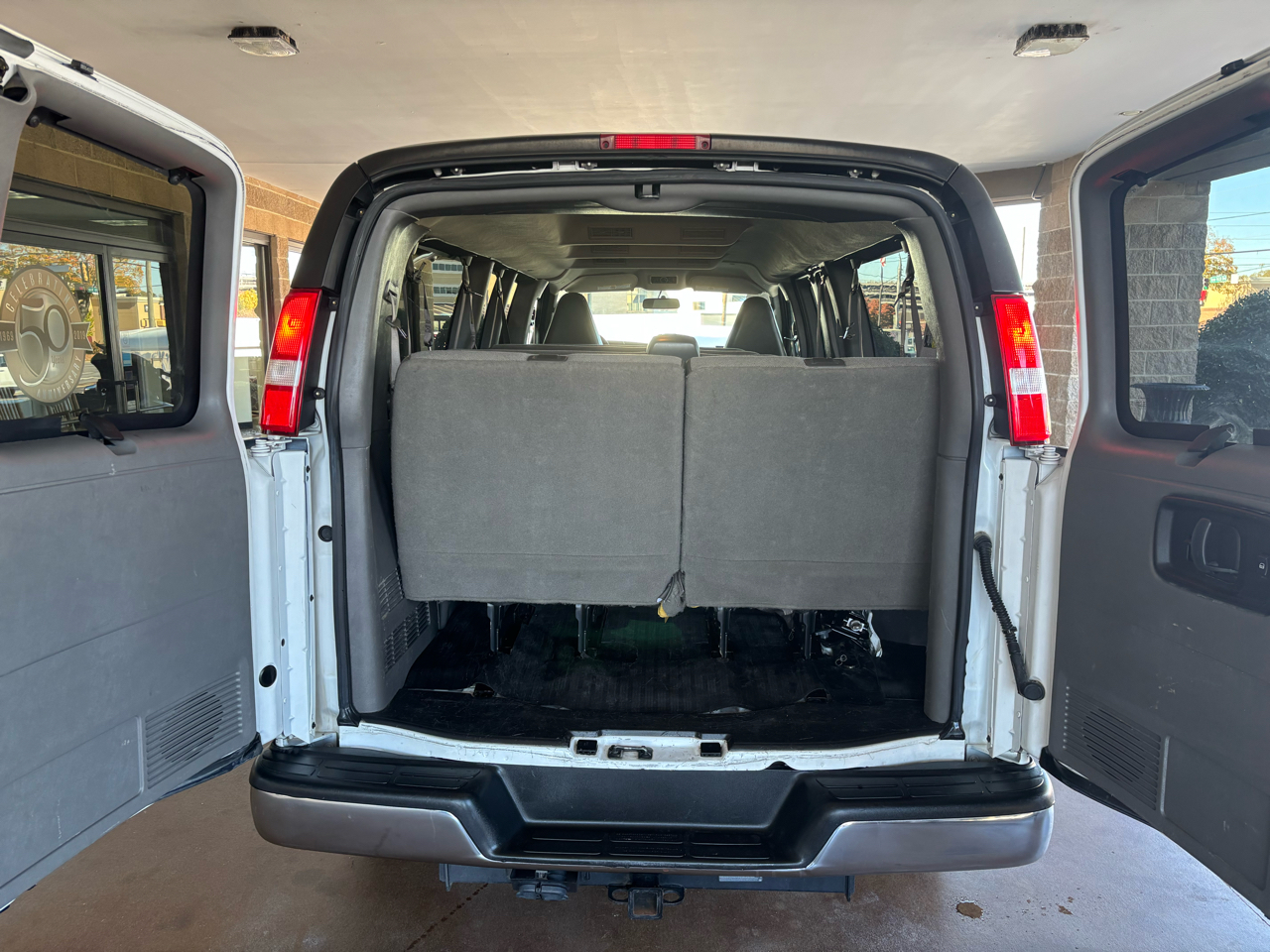 GMC Savana Passenger RWD 3500 155" LS 2022