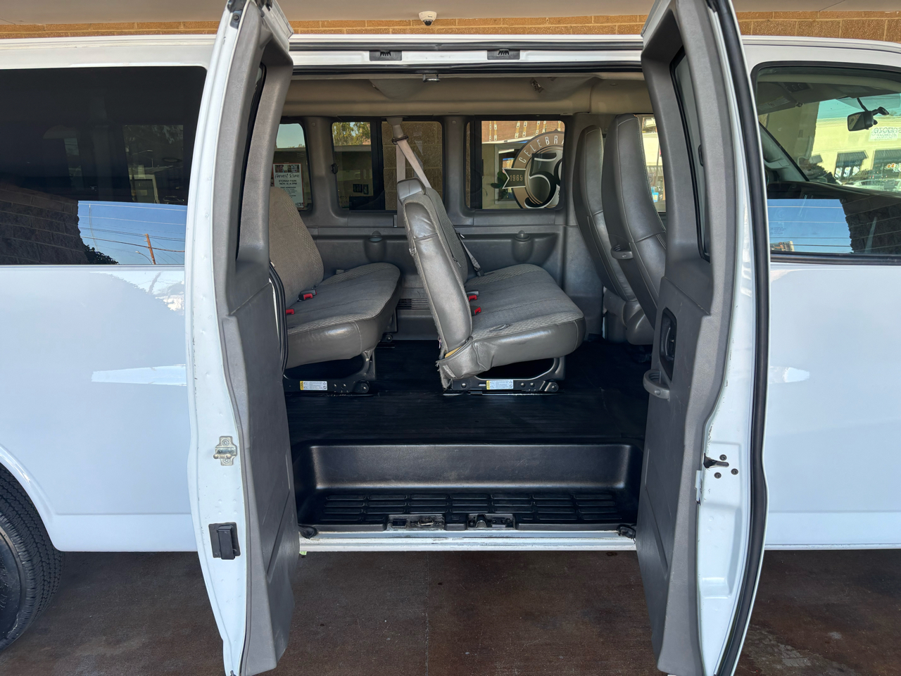 GMC Savana Passenger RWD 3500 155" LS 2022