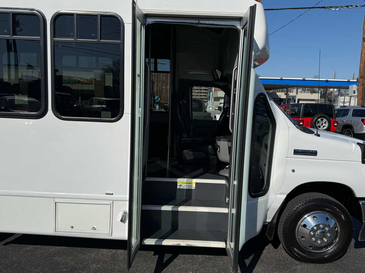 Ford E-Series Cutaway E-350 SRW 138" WB 2022