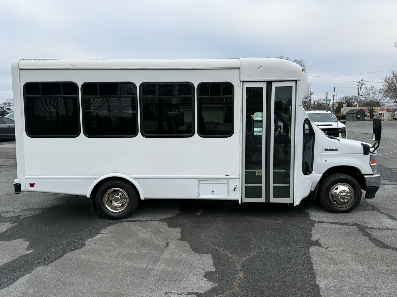 Ford E-Series Cutaway E-350 SRW 138" WB 2022