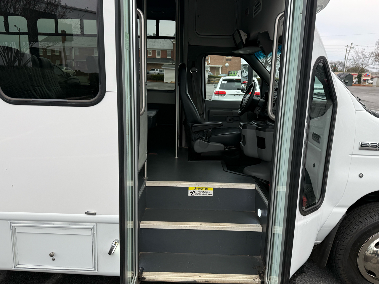 Ford E-Series Cutaway E-350 SRW 138" WB 2022