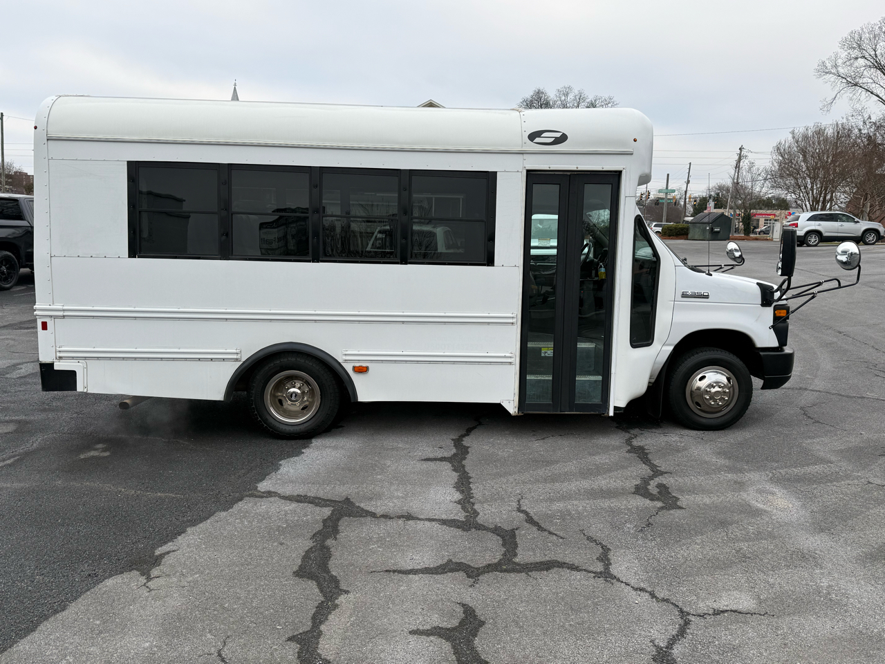 Ford E-Series Cutaway E-350 DRW 138" WB 2017