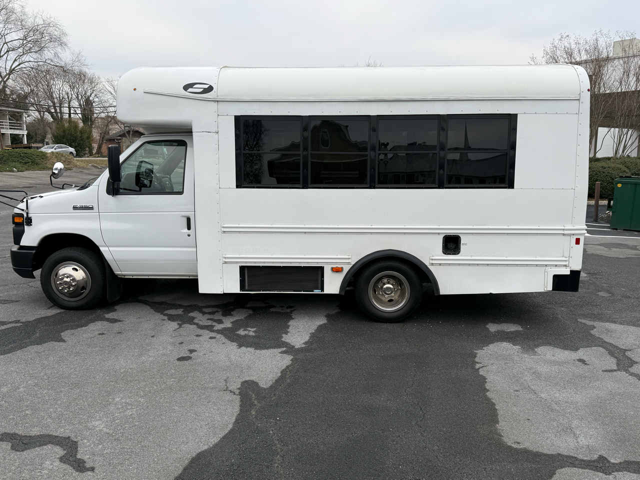 Ford E-Series Cutaway E-350 DRW 138" WB 2017