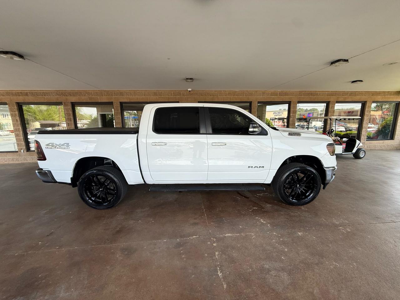 RAM 1500 Big Horn 4x4 Crew Cab 5'7" Box 2020