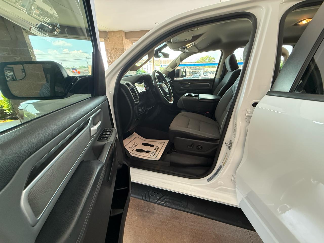 RAM 1500 Big Horn 4x4 Crew Cab 5'7" Box 2020