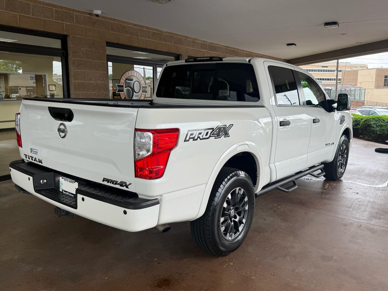 Nissan Titan 4x4 Crew Cab PRO-4X 2017