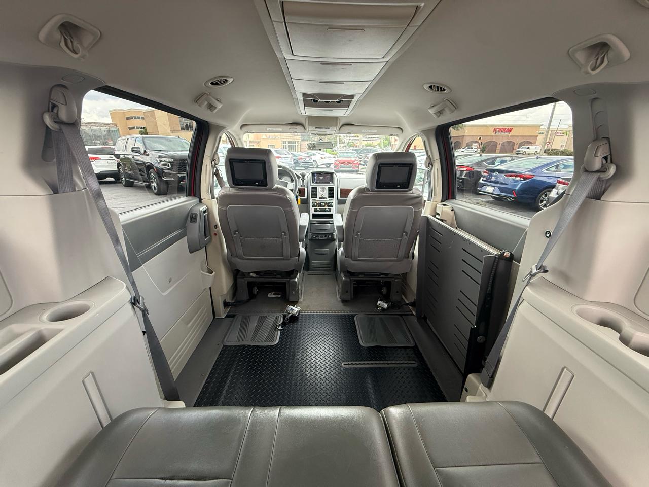 Chrysler Town & Country 4dr Wgn Touring 2010